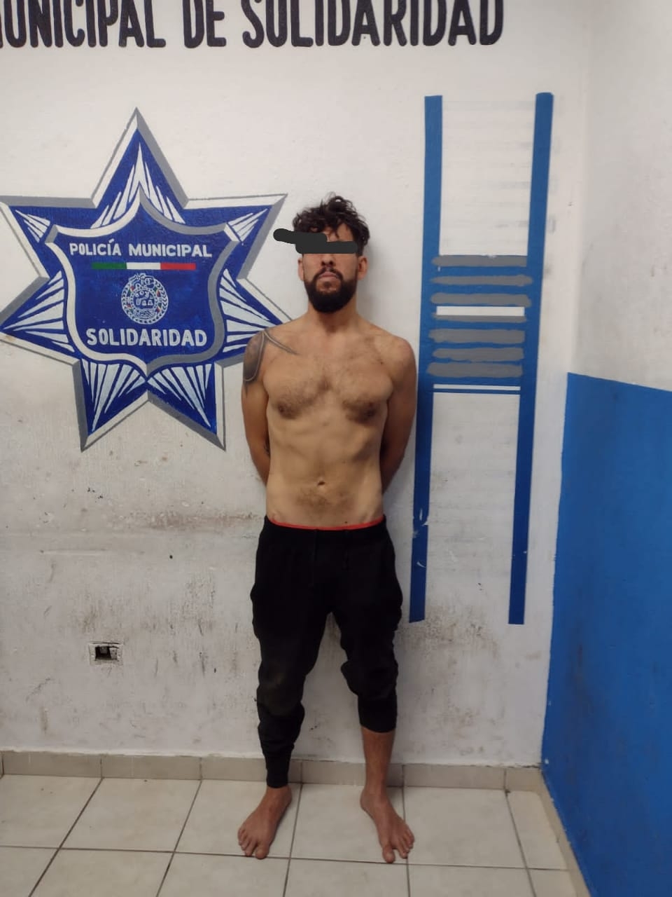 El hombre agredió y lesionó uno de los dos policías de tal modo que tuvieron que someterlo contra el suelo El hombre agredió y lesionó uno de los dos policías de tal modo que tuvieron que someterlo contra el suelo