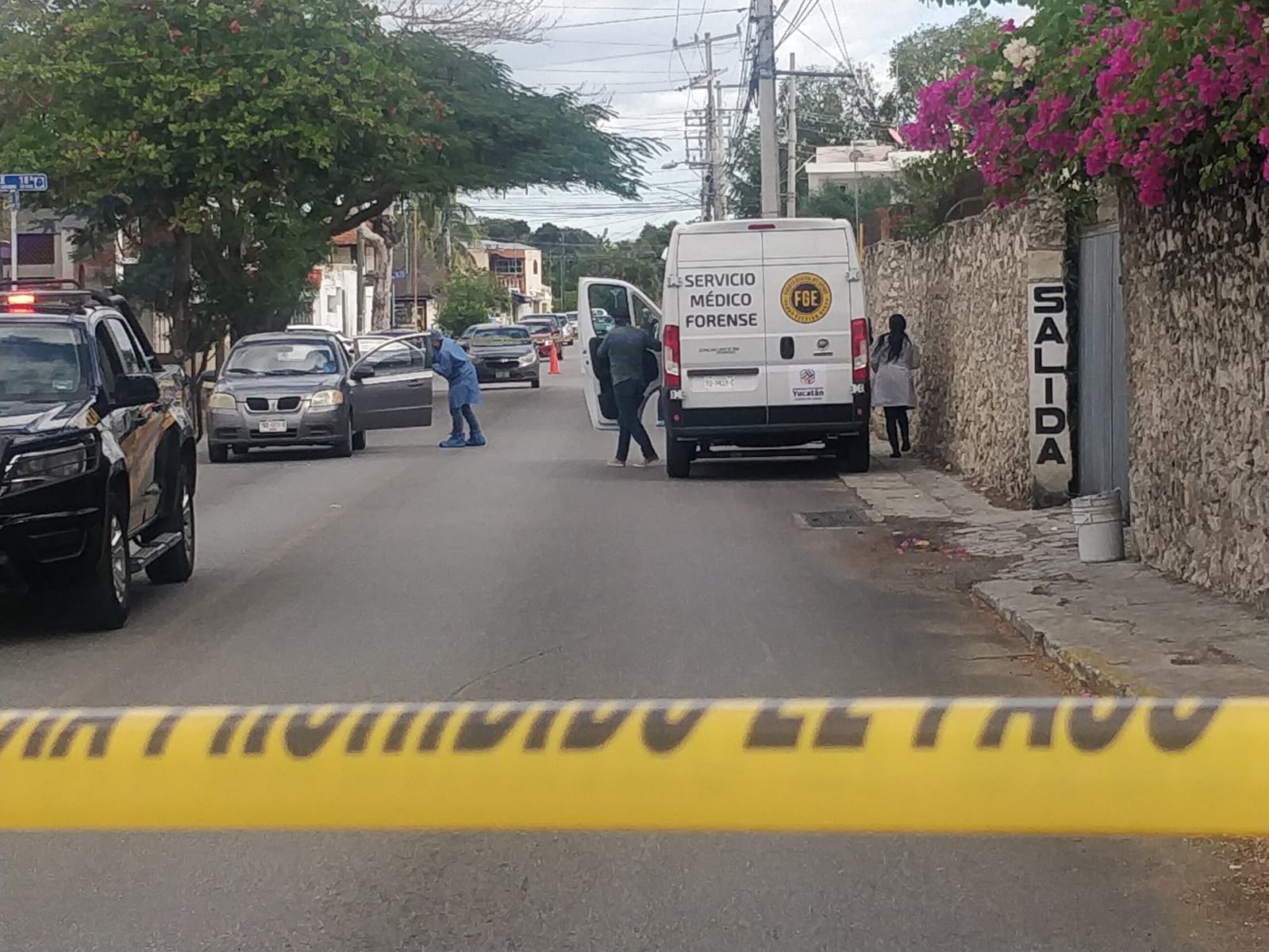 Los policías confirmaron que la persona  estaba inconsciente y solicitaron la presencia de los paramédicos.