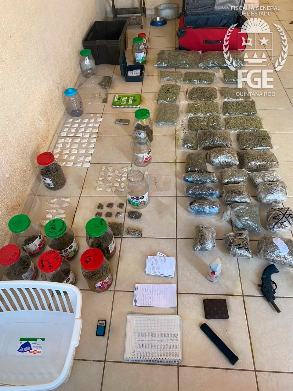 Peritos especializados recabaron una maleta con 31 paquetes de vegetal verde con las características similares de la marihuana