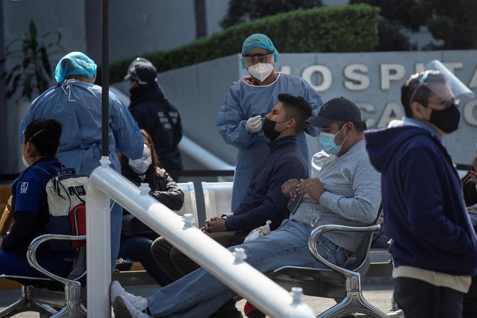 Los módulos para tomar pruebas que detectan COVID se han visto llenos de gente durante la cuarta ola. Foto: EFE/Isaac Esquivel Los módulos para tomar pruebas que detectan COVID se han visto llenos de gente durante la cuarta ola. Foto: EFE/Isaac Esquivel