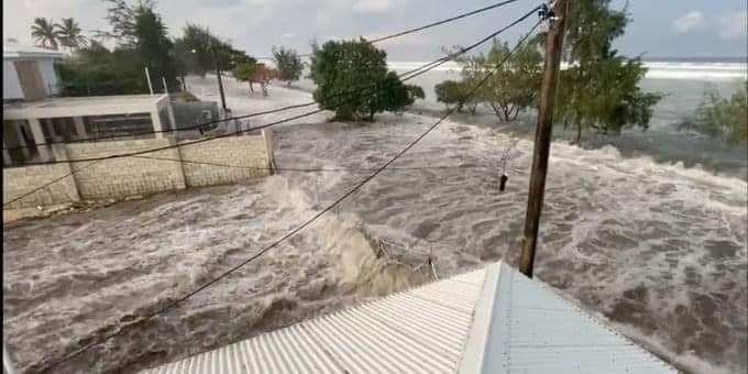 La erupción volcánica cerca de la isla de Tonga, en el océano Pacífico, generó este sábado oleajes anómalos en todo el litoral de Perú, donde se reportaron inundaciones La erupción volcánica cerca de la isla de Tonga, en el océano Pacífico, generó este sábado oleajes anómalos en todo el litoral de Perú, donde se reportaron inundaciones
