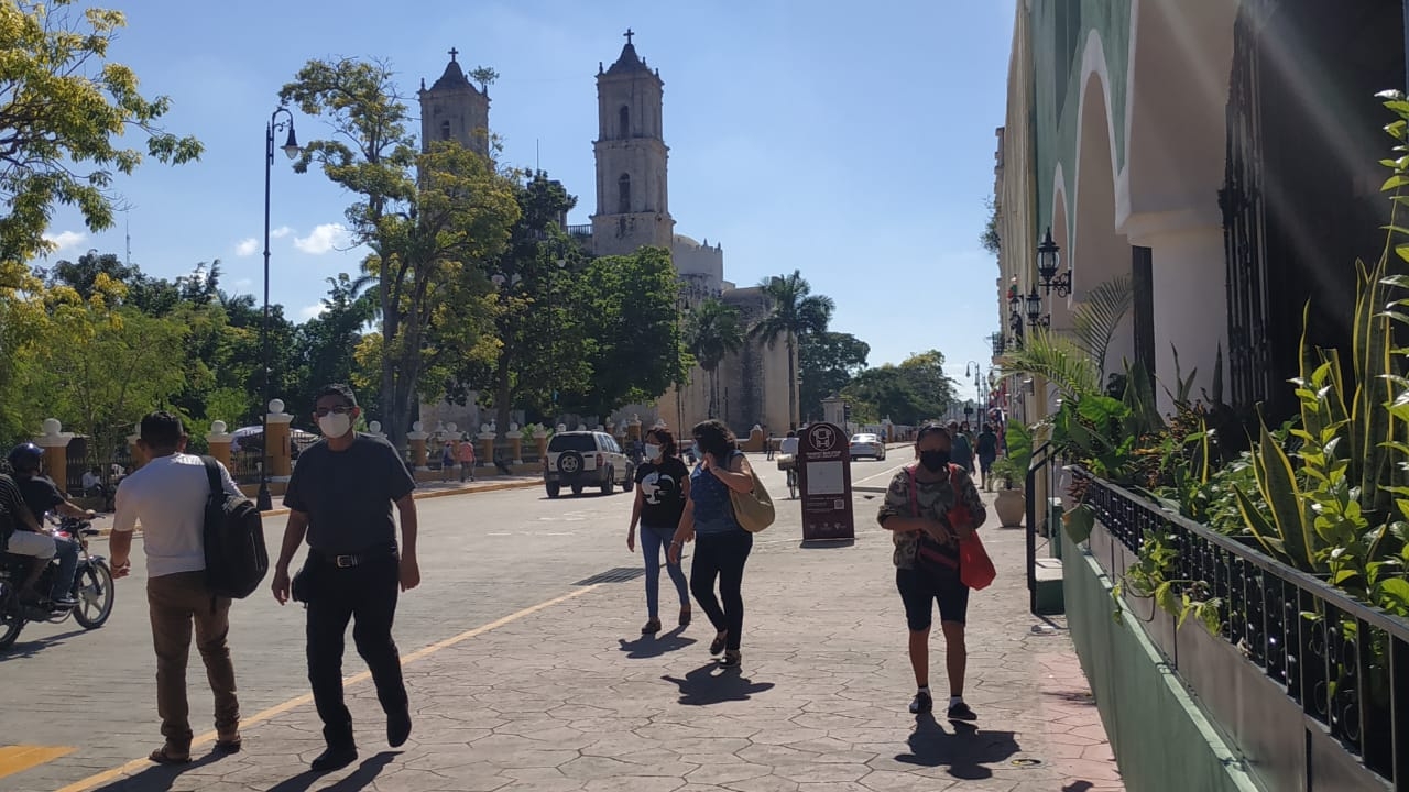 Especialmente visitan las tiendas de artesanías del lugar