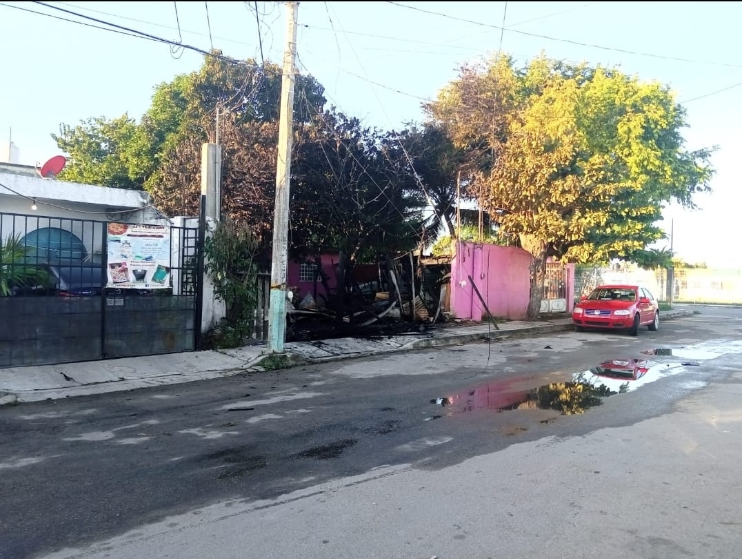Resultaron afectadas dos líneas de alta tensión por lo que primero se tuvo que controlar y sofocar el incendio Resultaron afectadas dos líneas de alta tensión por lo que primero se tuvo que controlar y sofocar el incendio