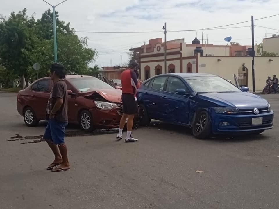 Tras el fuerte impacto el conductor del auto Aveo, resultó con golpes y una crisis nerviosa Tras el fuerte impacto el conductor del auto Aveo, resultó con golpes y una crisis nerviosa
