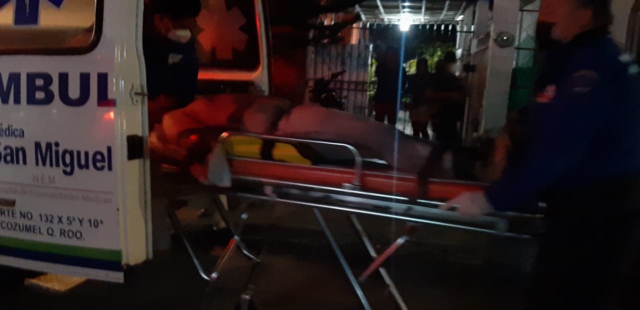 La pareja del lesionado que se encontraba en el mismo lugar, pidió ayuda a sus vecinos La pareja del lesionado que se encontraba en el mismo lugar, pidió ayuda a sus vecinos