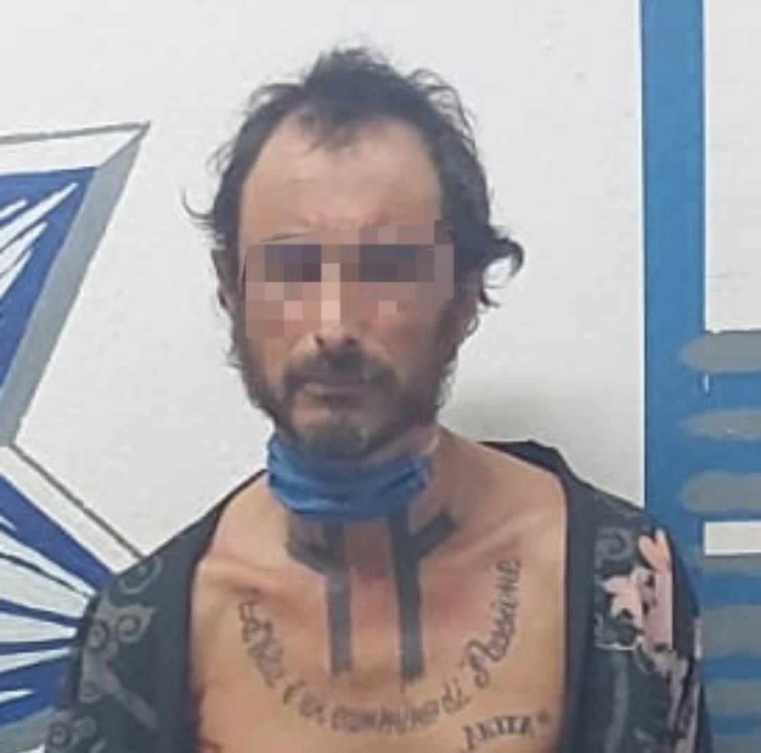 Antonio "N" de 49 años de edad, originario de Italia; se le encontró entre sus pertenencias un recipiente que contenía polvo blanco