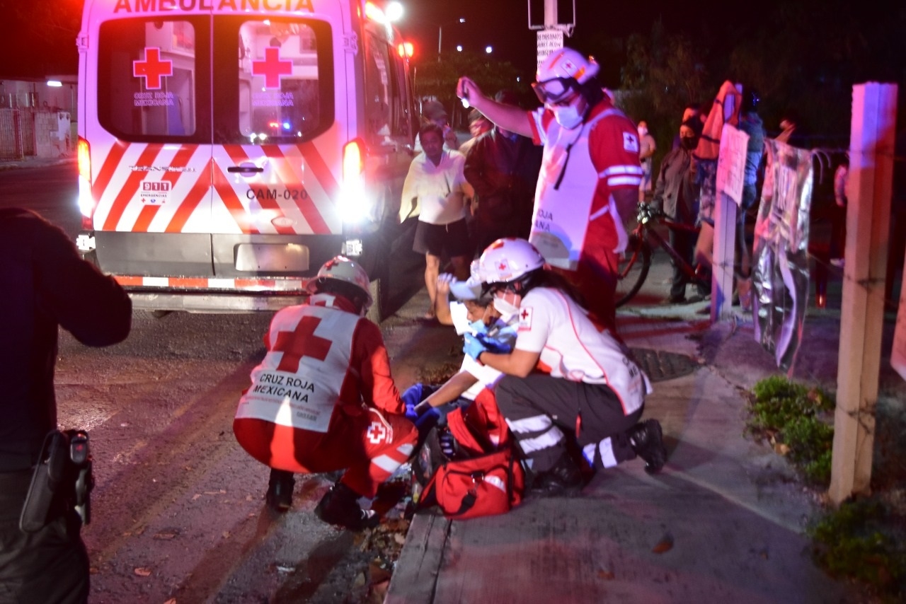 Sobre la banqueta atienden a un ciudadano herido, el cual resultó noqueada tras caer ebrio