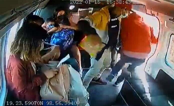 Un grupo de sujetos despojó de sus pertenencias a los usuarios de una combi que circulaba sobre la carretera México-Texcoco. Un grupo de sujetos despojó de sus pertenencias a los usuarios de una combi que circulaba sobre la carretera México-Texcoco.