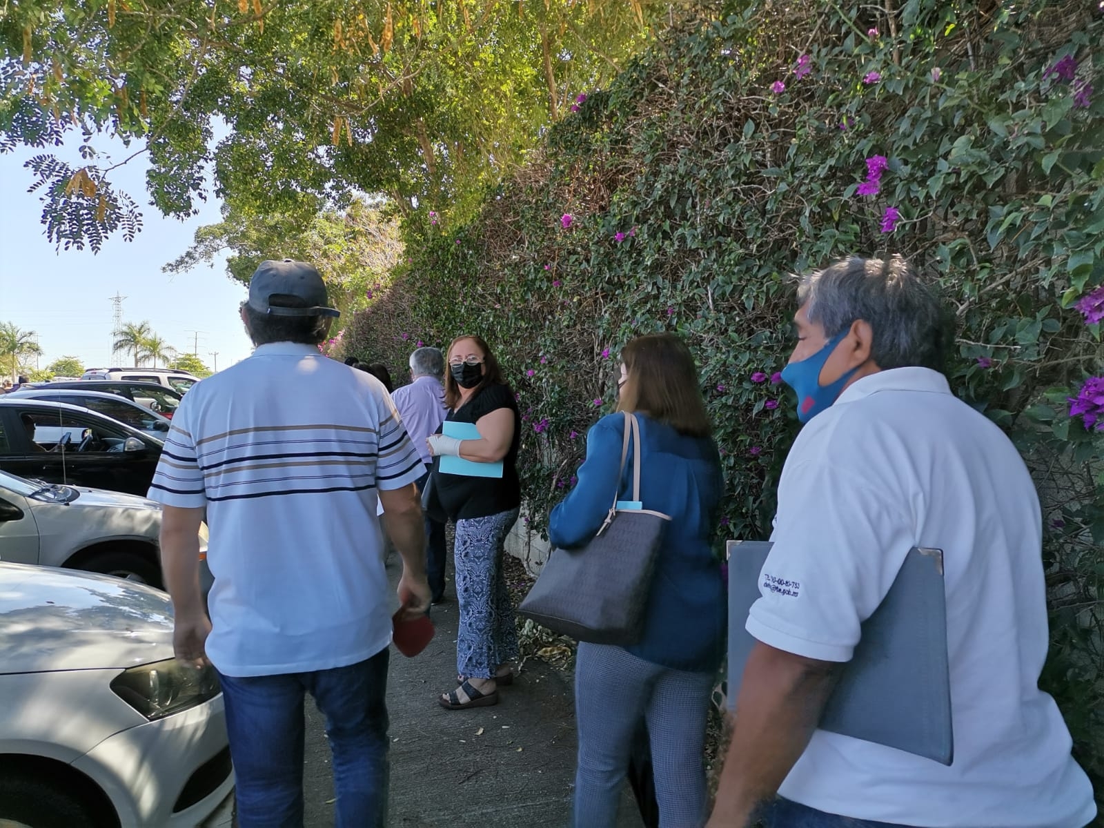 Muchos adultos mayores tuvieron que estar parados por horas