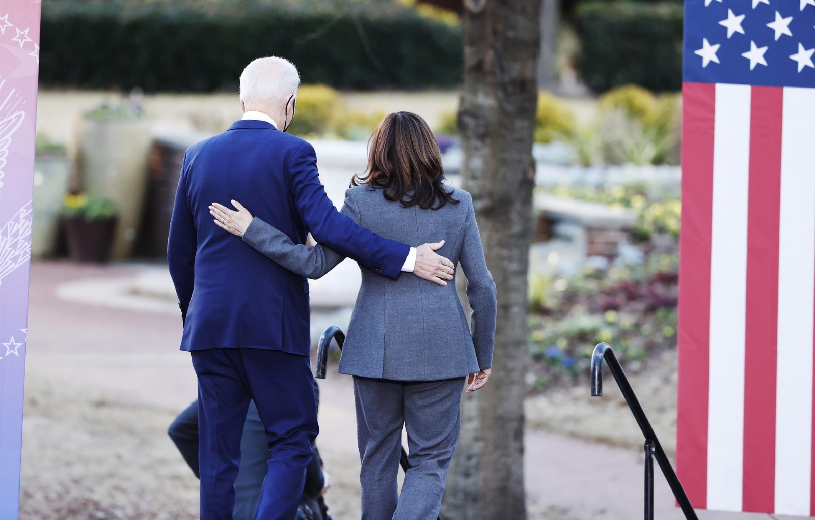 Joe Biden y Kamala Harris caminan abrazados, Foto: EFE/Erik S. Lesser