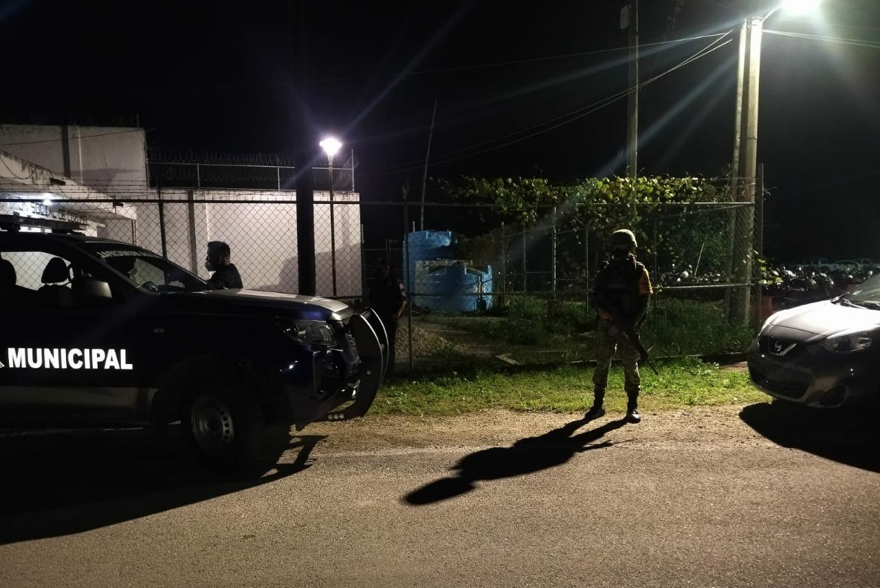 La Secretaría de la Defensa Nacional (Sedena),  resguardó las afueras del lugar mientras se llevaba a cabo el operativo