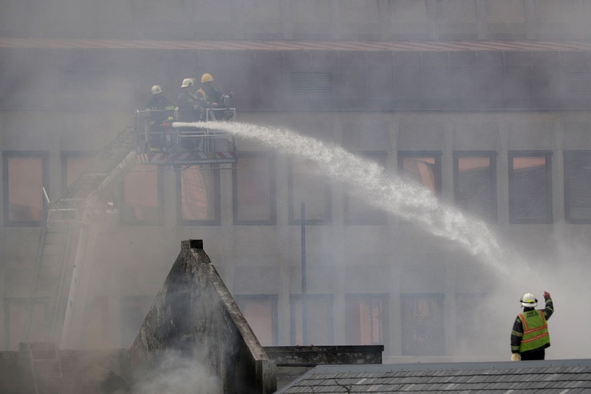 El fuego al interior del Parlamento de Sudáfrica mantiene a los bomberos trabajando a marchas forzadas, pues es un edificio histórico