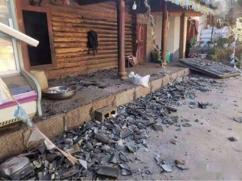 El temblor tuvo lugar a escasa profundidad cerca de la frontera que separa las provincias de Yunan y Sichuan, remeciendo la localidad turística de Lijiang El temblor tuvo lugar a escasa profundidad cerca de la frontera que separa las provincias de Yunan y Sichuan, remeciendo la localidad turística de Lijiang