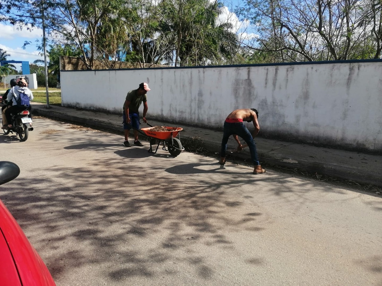 Pobladores de Kanasín bachean calles del fracc. Cielo Alto con materiales propios