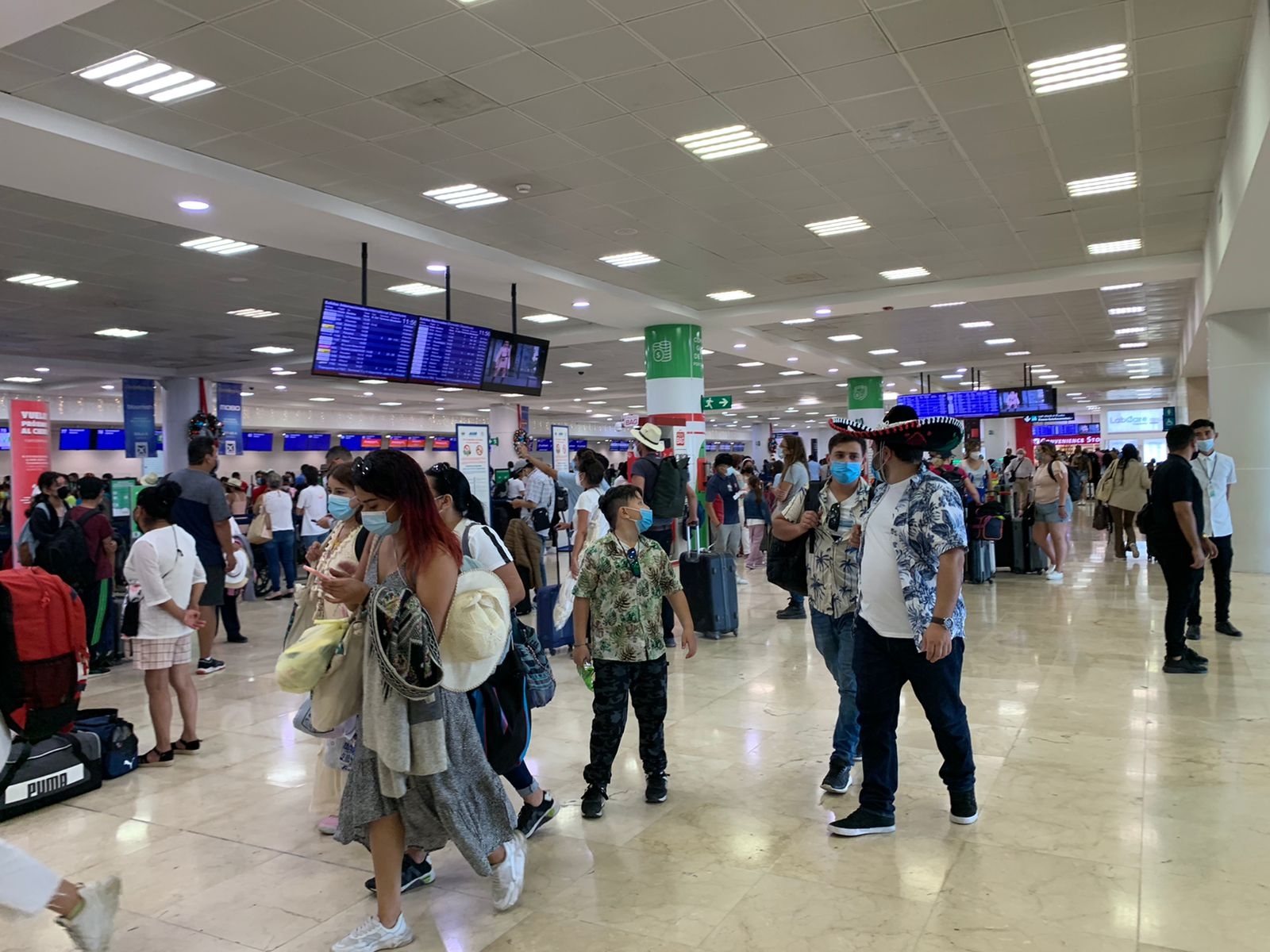 Algunos de los viajeros no portaban cubrebocas dentro del Aeropuerto Internacional de Cancún Algunos de los viajeros no portaban cubrebocas dentro del Aeropuerto Internacional de Cancún
