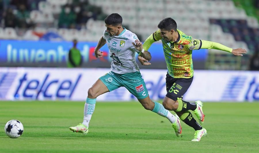Federico Martínez de León disputa un balón ante Diego Barbosa. Foto: EFE/Luis Ramírez Federico Martínez de León disputa un balón ante Diego Barbosa. Foto: EFE/Luis Ramírez