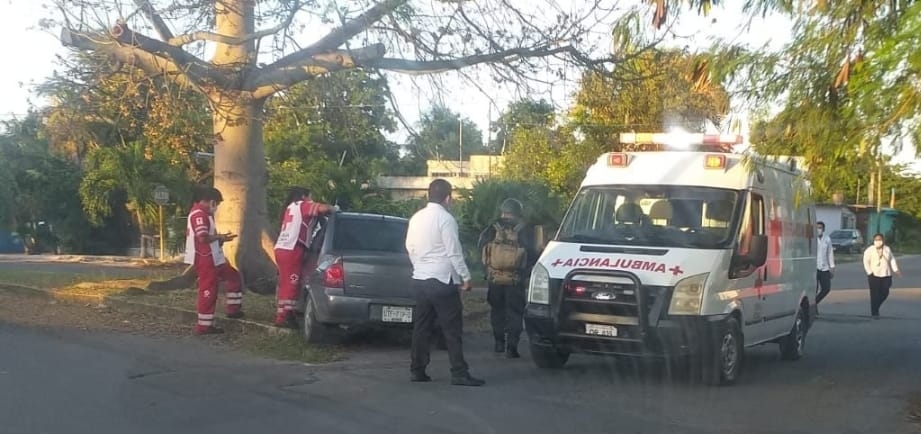 El cuerpo del conductor fue llevado al Semefo de Chetumal, pero no se le encontró algún documento para identificarlo