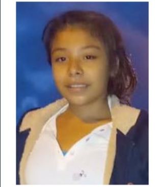 La joven tiene pelo lacio, largo y negro, tiene ojos color café, mide un metro con 47 metros y tiene un peso de 45 gramos