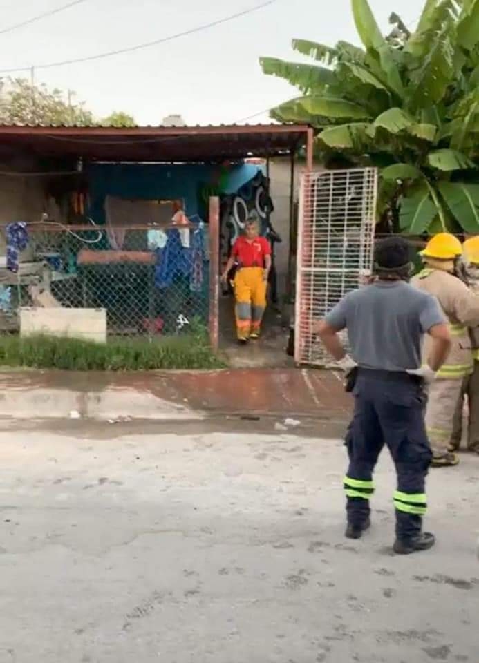 Elementos del Cuerpo de Bomberos de Othón P Blanco y personal de la Unidad de Rescate y Emergencias Médicas acudieron al sitio Elementos del Cuerpo de Bomberos de Othón P Blanco y personal de la Unidad de Rescate y Emergencias Médicas acudieron al sitio