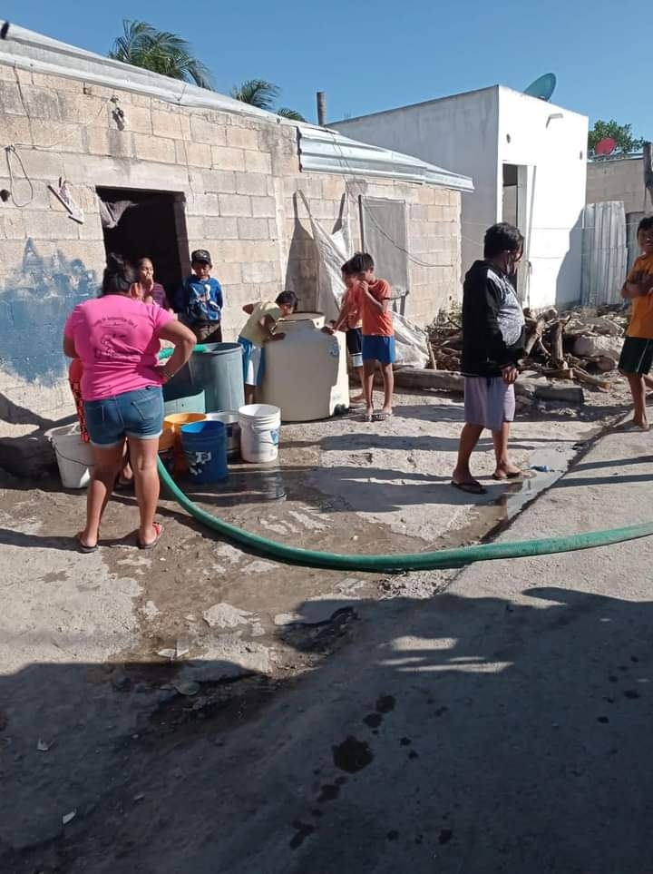 Los residentes de estas zonas tienen que llenar cubetas desde las pipas de agua Los residentes de estas zonas tienen que llenar cubetas desde las pipas de agua