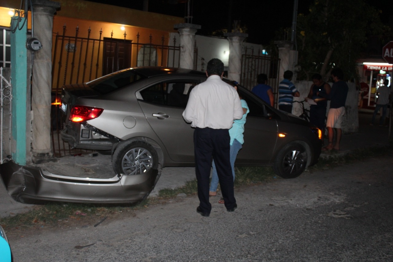 La parte trasera del auto terminó destrozada La parte trasera del auto terminó destrozada
