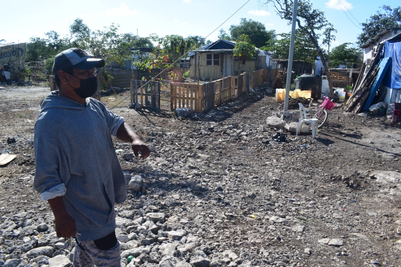Las casas, improvisadas con cartón y plástico, no retienen el calor