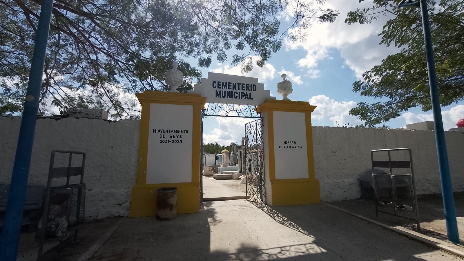 Al acudir a la tumba de sus parientes, vecinos se encontraron con que los restos habían sido exhumados sin consentimiento, por lo que exigen una explicación Al acudir a la tumba de sus parientes, vecinos se encontraron con que los restos habían sido exhumados sin consentimiento, por lo que exigen una explicación