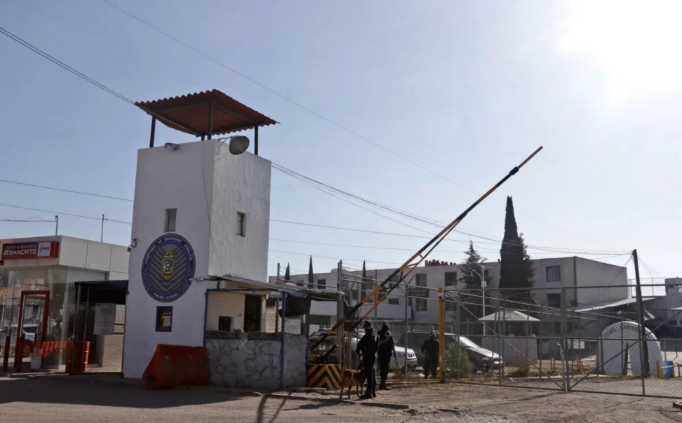 El mandatario estatal declaró que en cualquier momento habrá un esclarecimiento de todo, a 24 horas de ordenar la remoción del titular de la SSP, Rogelio López Maya El mandatario estatal declaró que en cualquier momento habrá un esclarecimiento de todo, a 24 horas de ordenar la remoción del titular de la SSP, Rogelio López Maya
