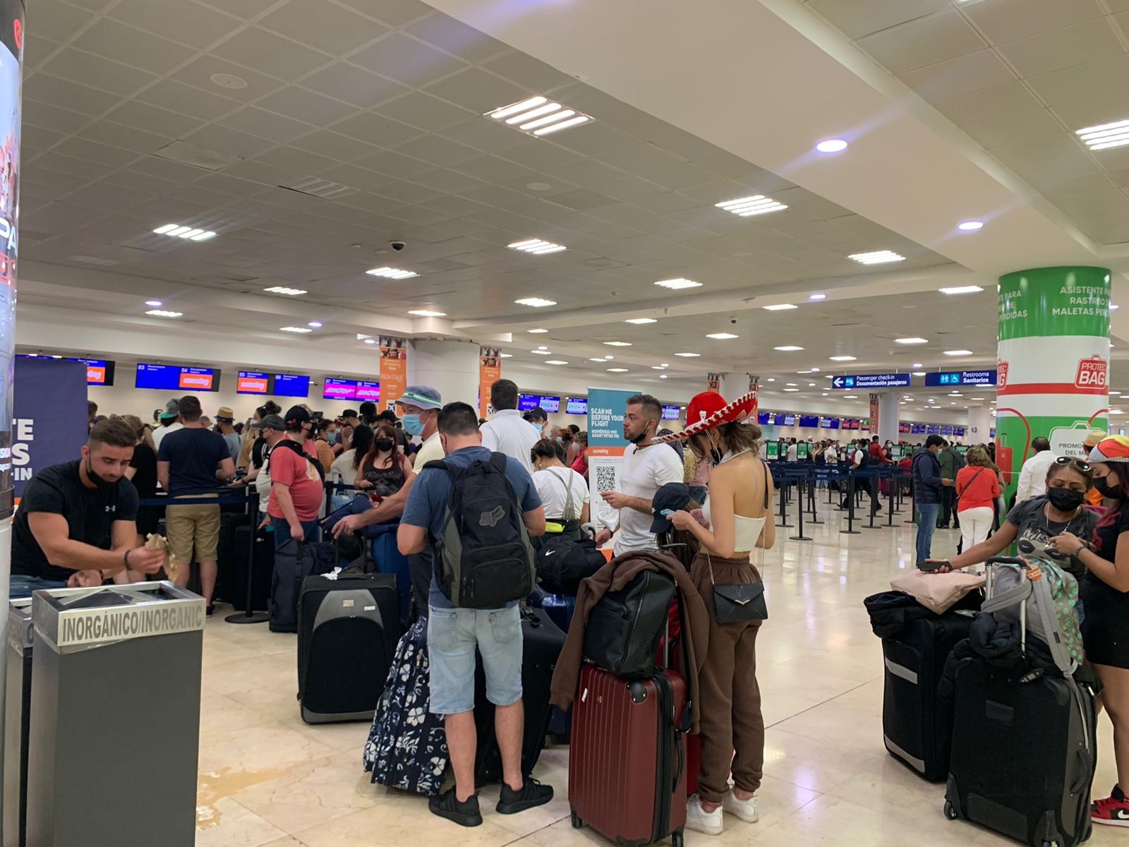 Los pasajeros del vuelo cancelado están a la espera de las indicaciones de Aeroméxico para su salida de Cancún Los pasajeros del vuelo cancelado están a la espera de las indicaciones de Aeroméxico para su salida de Cancún