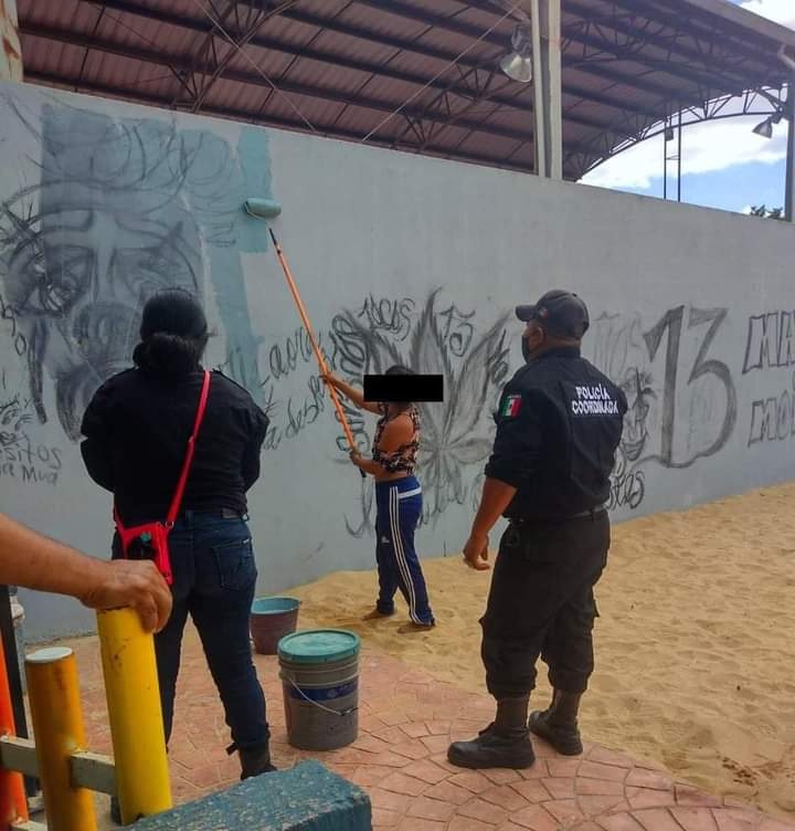 Los oficiales recibieron un llamado de los lugareños, quienes señalaron que una mujer se encontraba haciendo de las suyas dañando paredes públicas Los oficiales recibieron un llamado de los lugareños, quienes señalaron que una mujer se encontraba haciendo de las suyas dañando paredes públicas