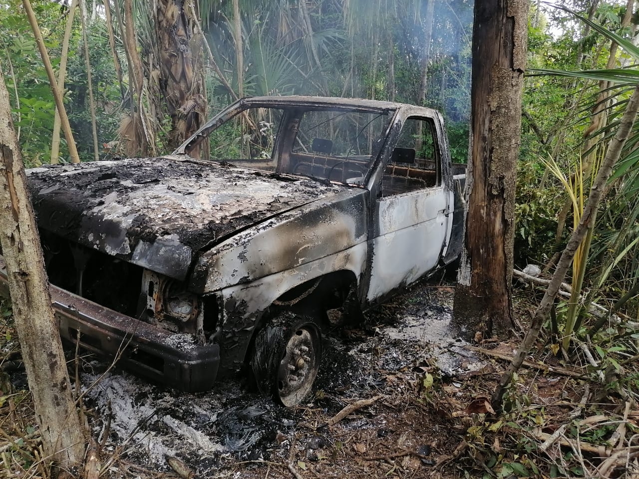 Según testigos fueron los tripulantes de un automóvil compacto color gris los que descendieron y le prendieron fuego a la unidad Según testigos fueron los tripulantes de un automóvil compacto color gris los que descendieron y le prendieron fuego a la unidad