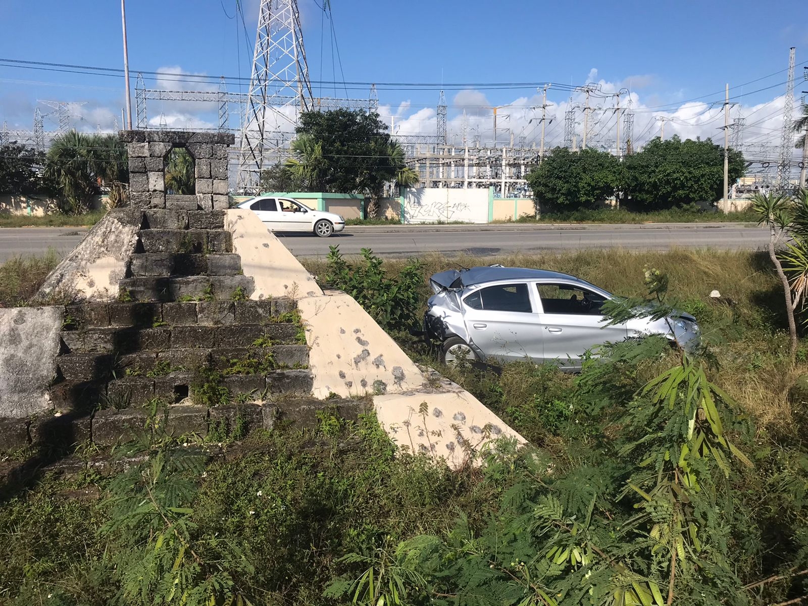 Automovilista vuelca en la avenida Colosio luego de ser impactada por otro vehículo