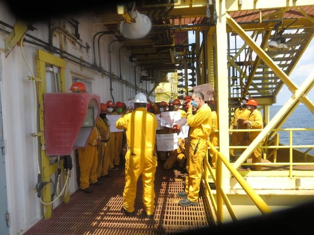 Alrededor de 600 trabajadores de la plataforma Akal Charly denunciaron la pésima calidad de los alimentos