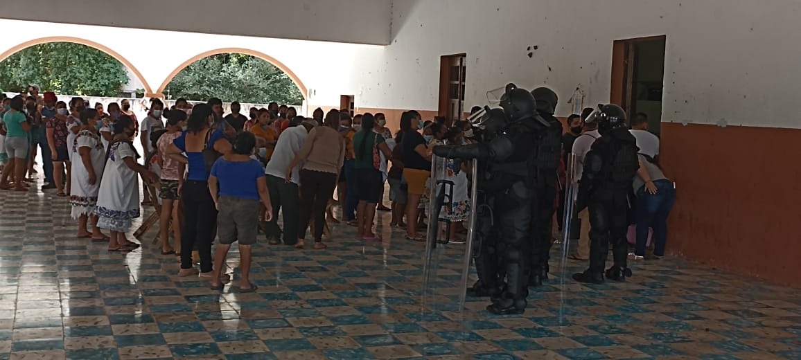 Pobladores comenzaron a formarse en la fila a las afueras de la sede de votación desde temprano; elementos policíacos resguardaron la zona para evitar conflictos Pobladores comenzaron a formarse en la fila a las afueras de la sede de votación desde temprano; elementos policíacos resguardaron la zona para evitar conflictos