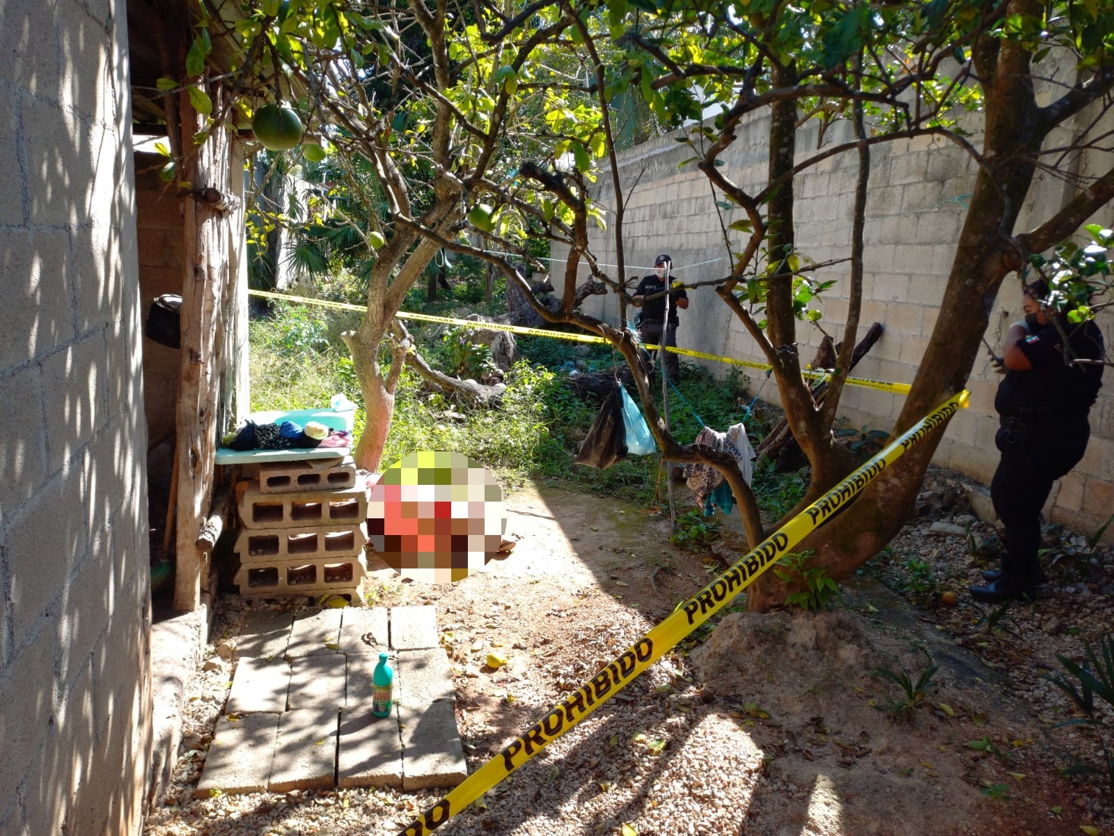 El lugar fue acordonado por elementos policiales, a la espera del Servicio Médico Forense