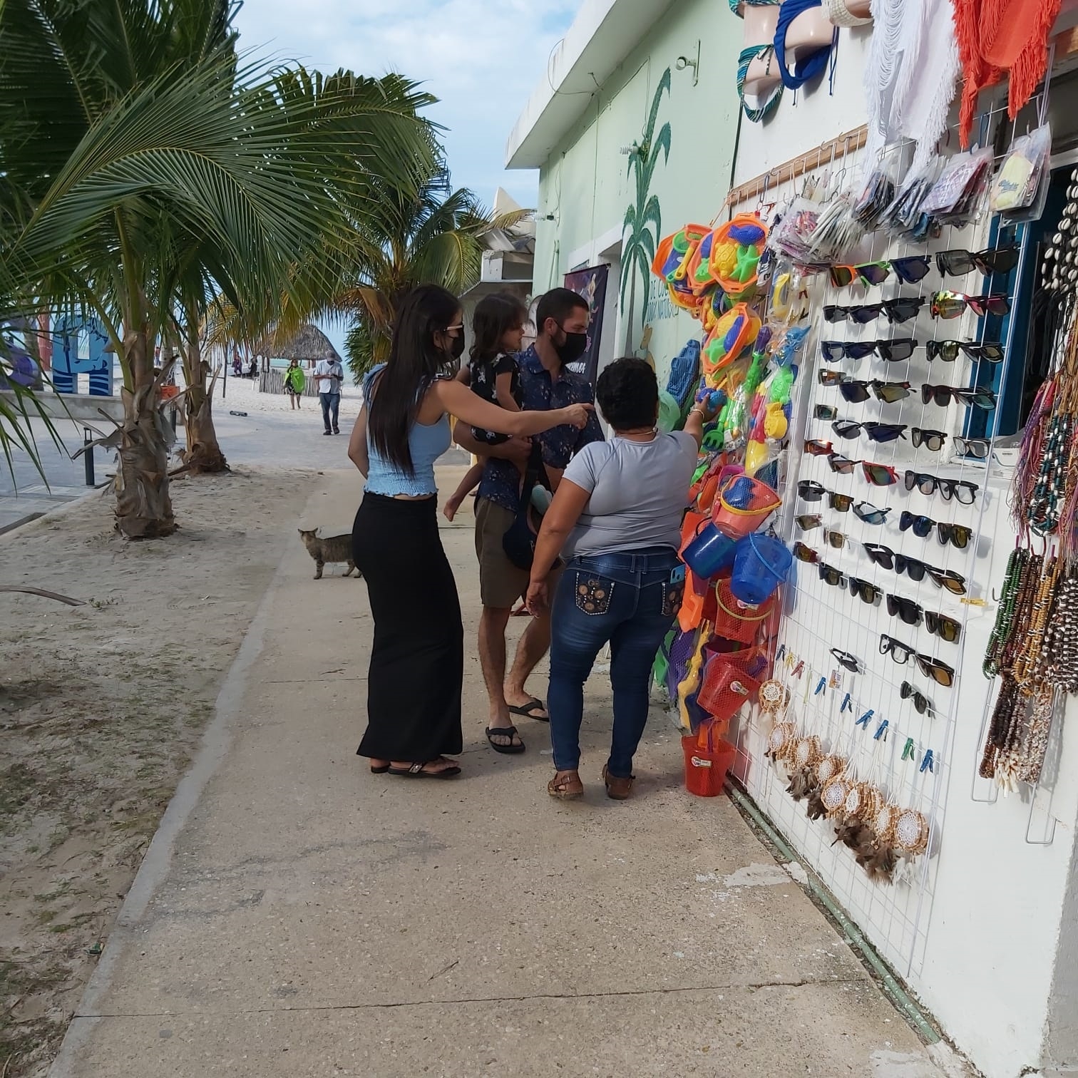 Comerciantes y trabajadores restauranteros señalan que sus ventas han ido a la baja, pese a la afluencia de personas en Sisal Comerciantes y trabajadores restauranteros señalan que sus ventas han ido a la baja, pese a la afluencia de personas en Sisal