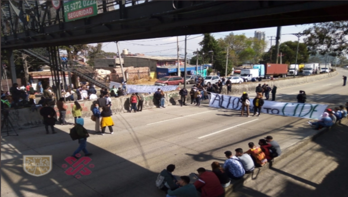 La comunidad estudiantil de Consejo Nacional de Ciencia y Tecnología (Conacyt) cerraron la carretera México-Toluca en ambos sentidos