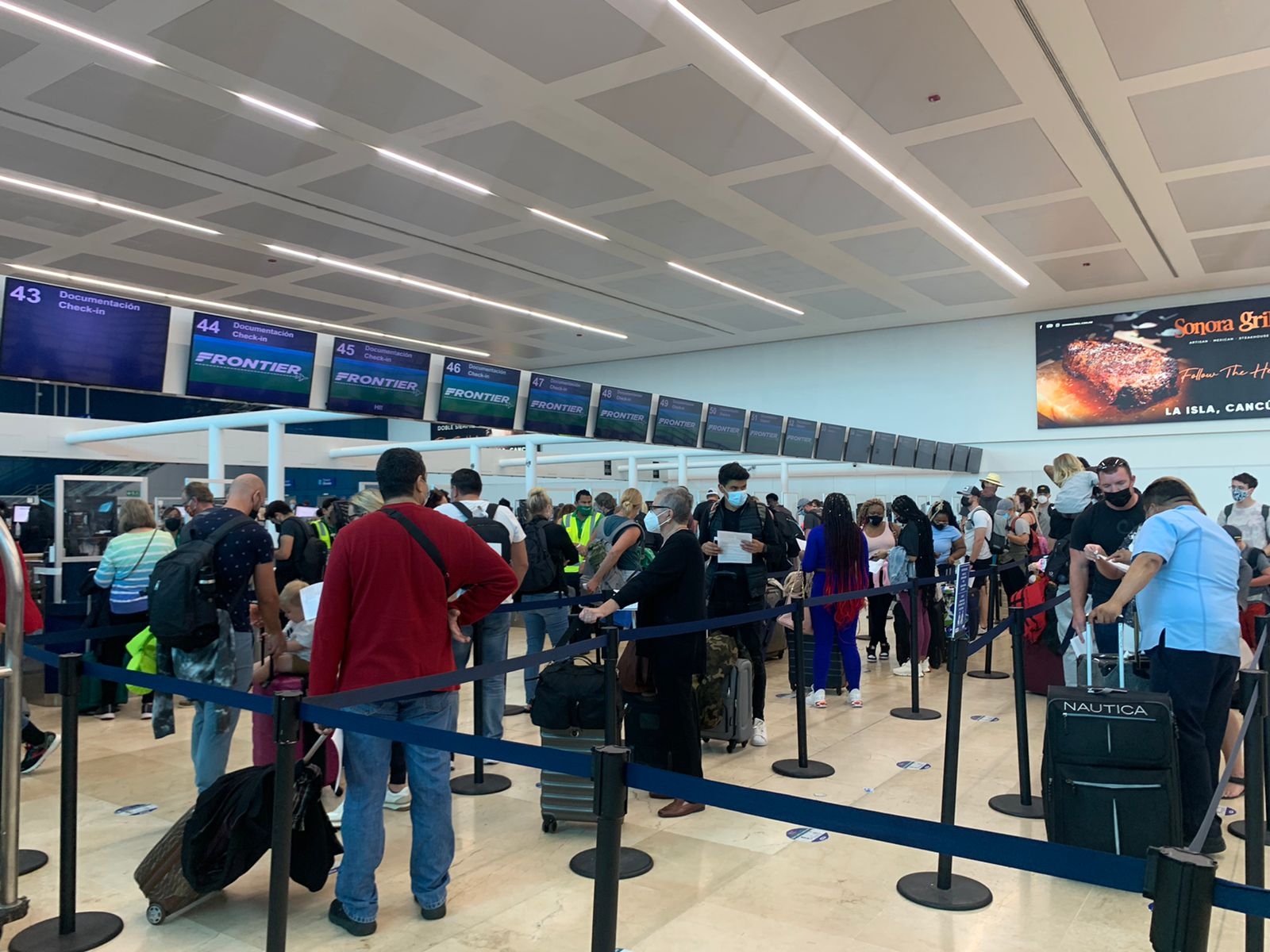 Los turistas estadounidenses esperan instrucciones de las aerolíneas para saber si su salida de Cancún será hoy Los turistas estadounidenses esperan instrucciones de las aerolíneas para saber si su salida de Cancún será hoy