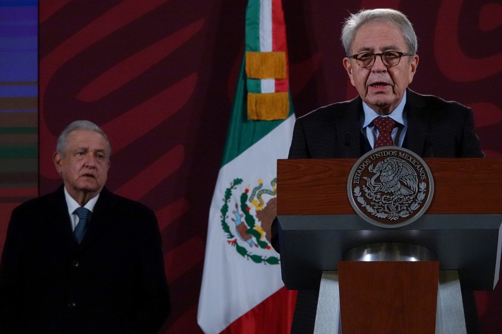 Destacó que con la participación de las Fuerzas Armadas y la Guardia Nacional, del 16 al 22 de febrero, se distribuyeron un millón 520 mil 405 piezas de equipo de protección personal en 18 entidades. Destacó que con la participación de las Fuerzas Armadas y la Guardia Nacional, del 16 al 22 de febrero, se distribuyeron un millón 520 mil 405 piezas de equipo de protección personal en 18 entidades.