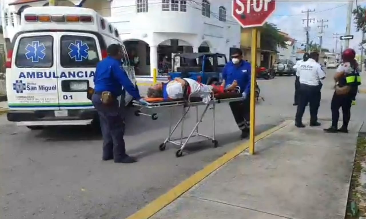 La mujer fue llevada a un hospital privado de Cozumel, cuyos gastos los cubrirá el conductor del automóvil Jeep La mujer fue llevada a un hospital privado de Cozumel, cuyos gastos los cubrirá el conductor del automóvil Jeep