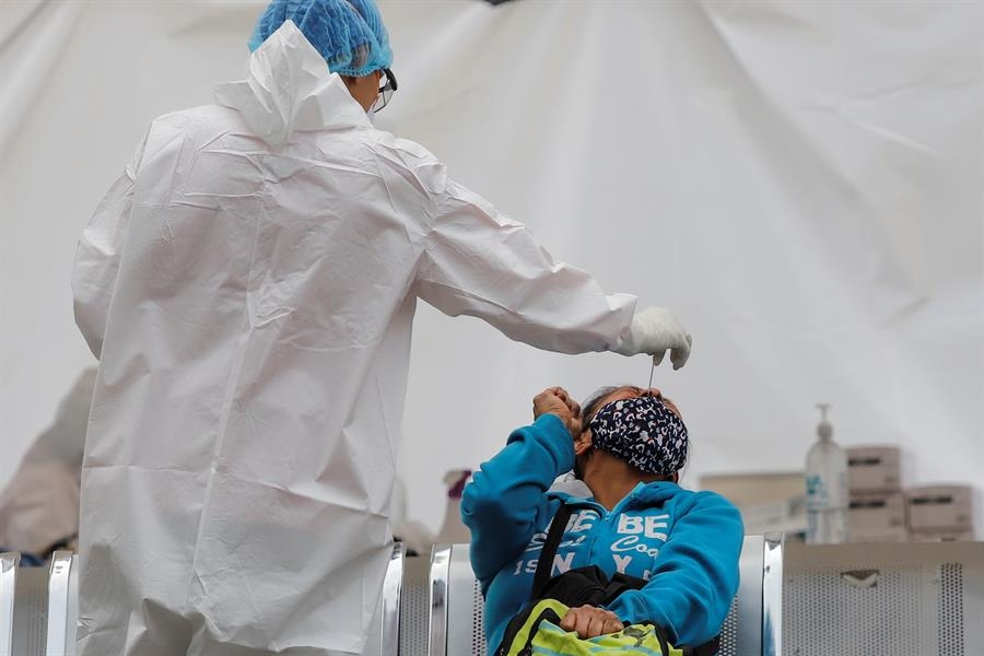 Las solicitudes de pruebas para detectar COVID-19 siguen siendo elevadas. Foto: EFE/Isaac Esquivel
