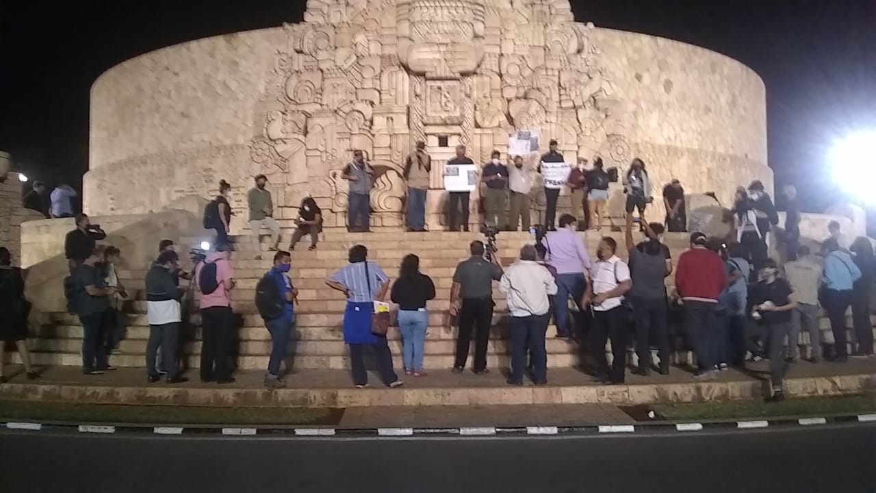 Varios periodistas se reunieron para protestar Varios periodistas se reunieron para protestar