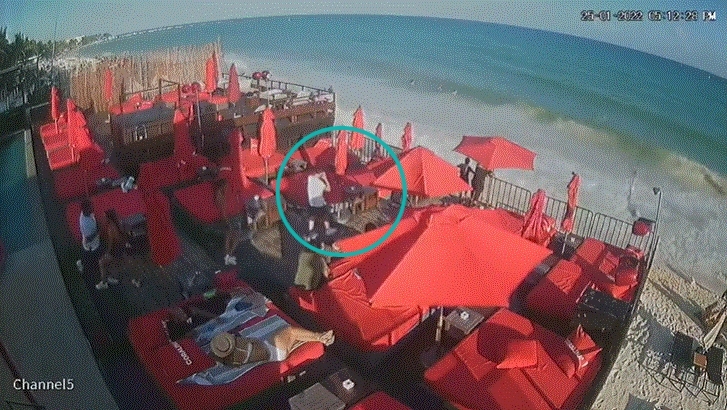 En las imágenes se puede ver cómo en una zona de camastros, donde descansan algunos turistas, parten los supuestos sicarios