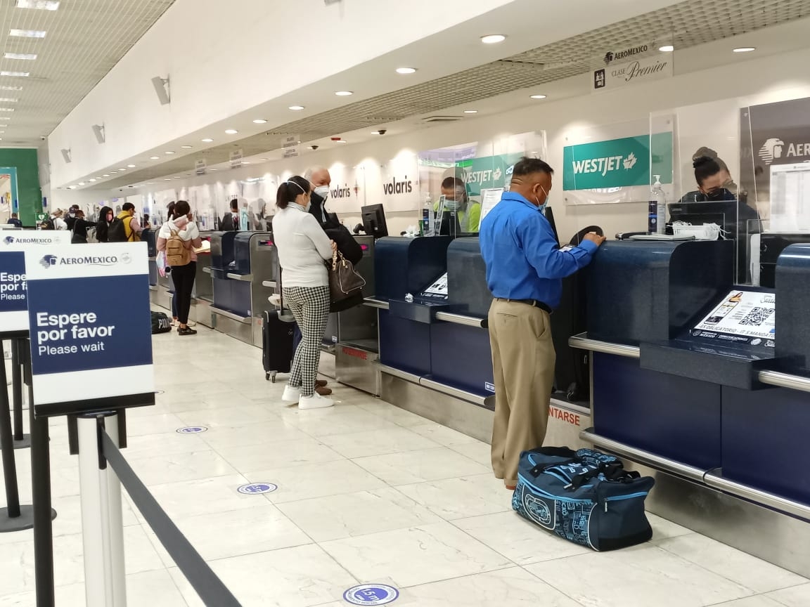 Este martes, el primer vuelo en llegar fue el 261 de Volaris y está por aterrizar el 1100 de Viva Aerobús. Este martes, el primer vuelo en llegar fue el 261 de Volaris y está por aterrizar el 1100 de Viva Aerobús.