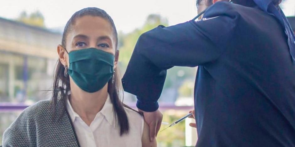 La jefa de gobierno, Claudia Sheinbaum cuenta con el esquema completo de vacunación con el biológico de Pfizer. Este miércoles recibió el refuerzo