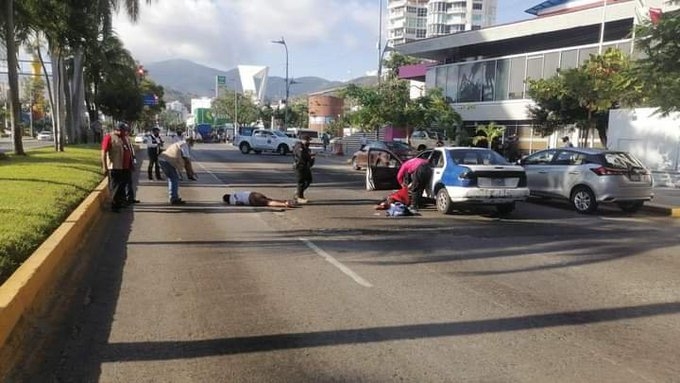Dos hombres yacen tirados tras recibir impactos de bala en Acapulco. Foto: Captura de Pantalla Dos hombres yacen tirados tras recibir impactos de bala en Acapulco. Foto: Captura de Pantalla