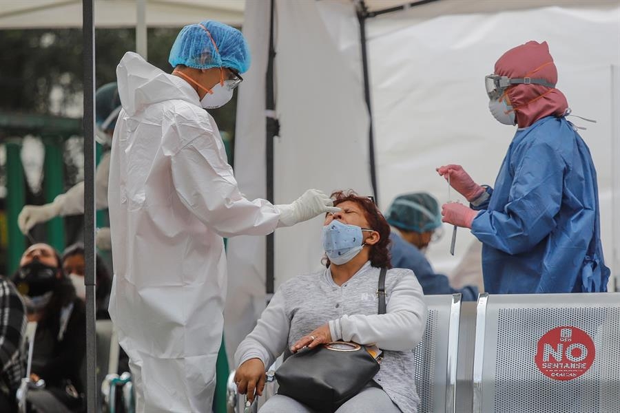 Una mujer se realiza una prueba para detectar la enfermedad en un kiosko de la CDMX. Foto: EFE/Isaac Esquivel
