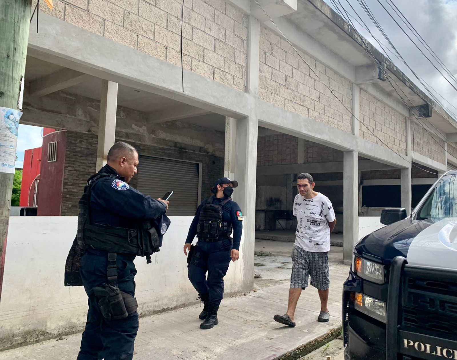 Elementos policiacos de Cancún trataron de localizar al agresor del señor de más de 60 años, pero no lograron detenerlo Elementos policiacos de Cancún trataron de localizar al agresor del señor de más de 60 años, pero no lograron detenerlo