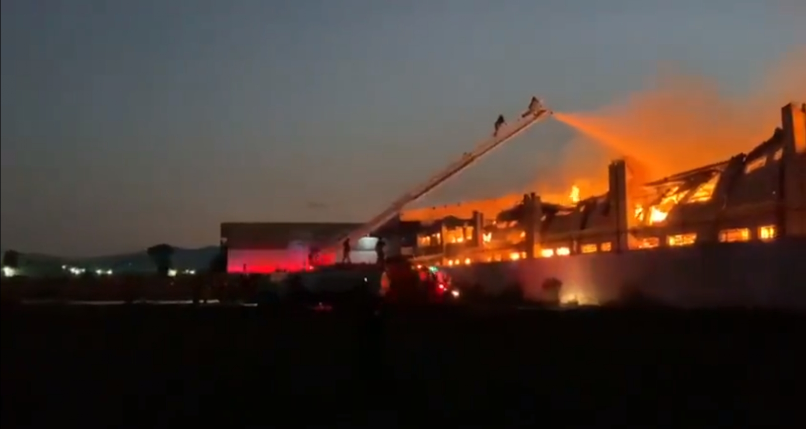 Los bomberos continúan intentando controlar el incendio