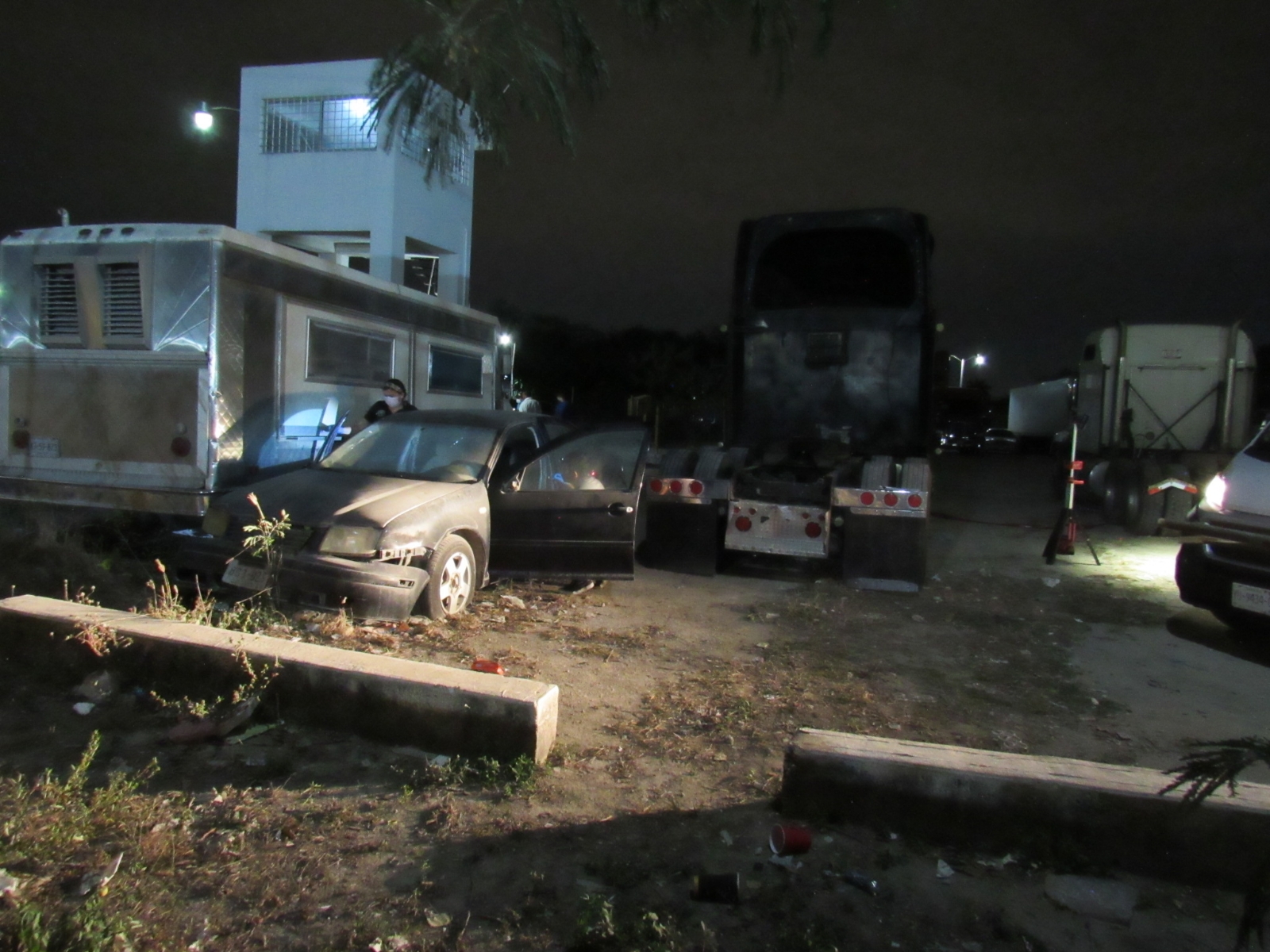 Otra de las versiones que corrió en el sitio fue que los dos ingerían bebidas embriagantes y el ahora fallecido se metió al automóvil para descansar Otra de las versiones que corrió en el sitio fue que los dos ingerían bebidas embriagantes y el ahora fallecido se metió al automóvil para descansar